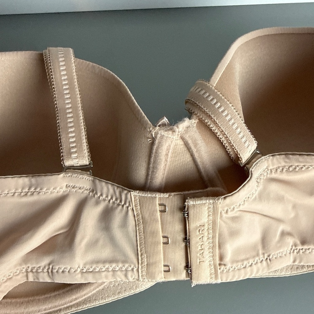 Tahari Bra can be used with no straps size 38D - Picture 3 of 6